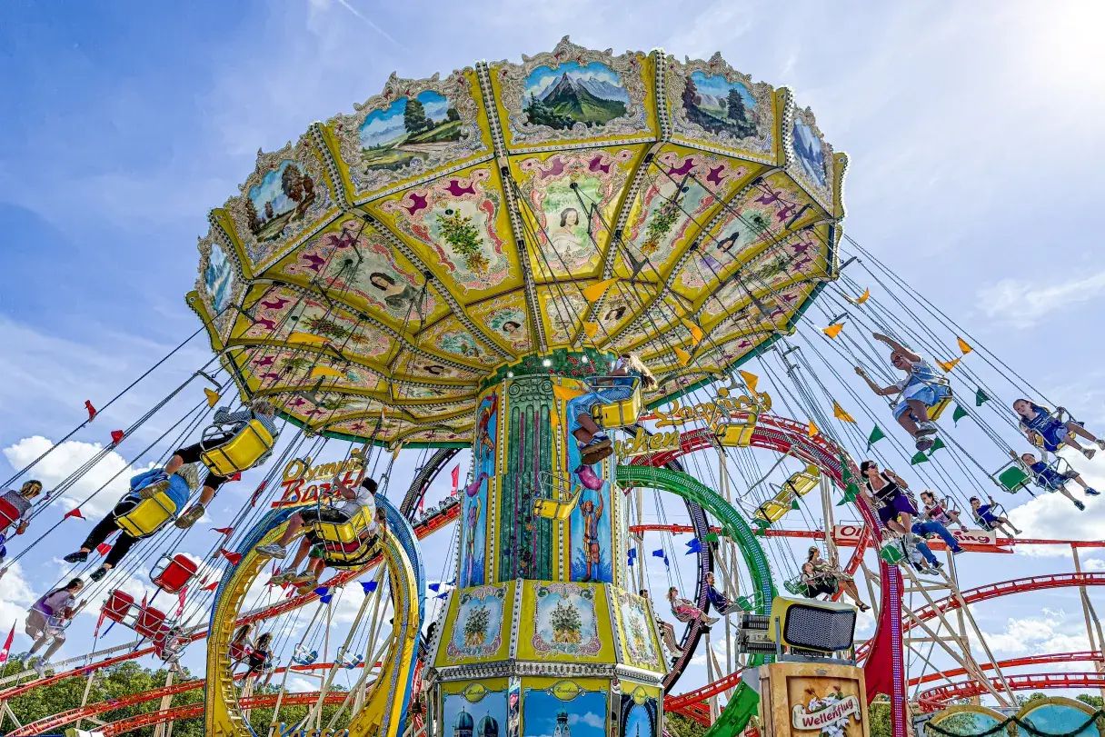 The Wellenflieger swing ride at the Wiesn